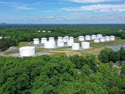 Depósitos de combustible en una planta de Colonial en Charlotte (Carolina del Norte), este lunes.