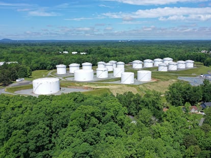 Depósitos de combustible en una planta de Colonial en Charlotte (Carolina del Norte), este lunes.