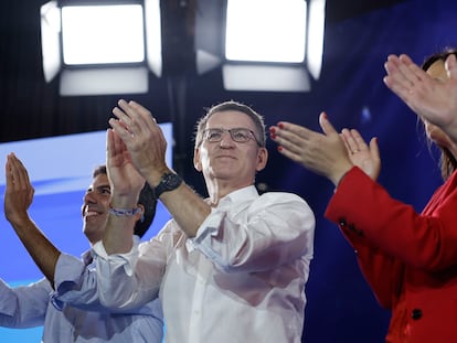 El presidente del PP, Alberto Núñez Feijóo, junto al presidente de la Generalitat, Carlos Mazón, este jueves, en Valencia.