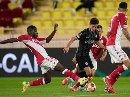 Eliot Matazo (I) intenta quitarle el balón a Otar Kiteishvili en el Monaco-Sturm Graz.