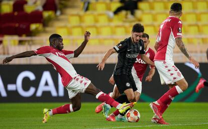 Eliot Matazo (I) intenta quitarle el balón a Otar Kiteishvili en el Monaco-Sturm Graz.