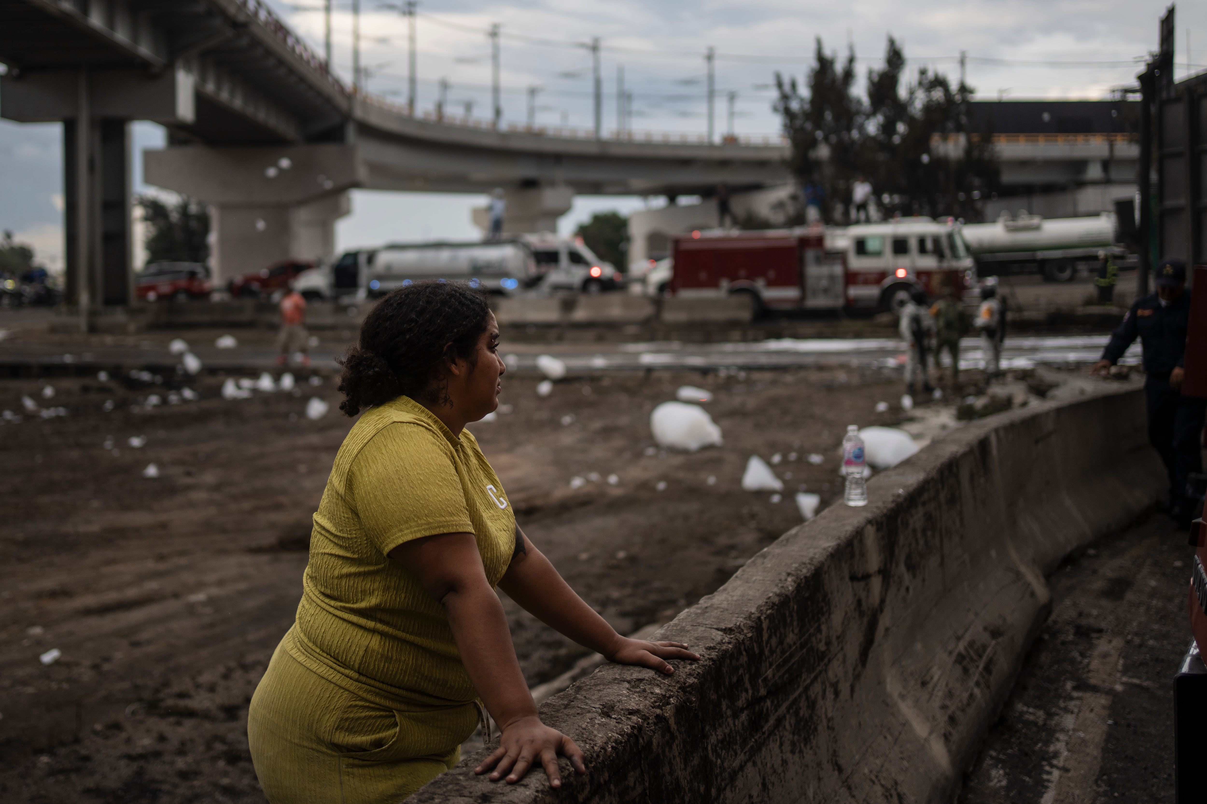 Personas observan el lugar de la explosión de un camión de gas en la alcadía Iztapalapa en Ciudad de México, este miércoles. 