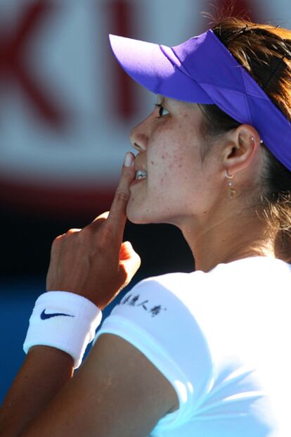 La tenista china Li Na hace el gesto de silencio en el partido contra la belga Kim Clijster, en el abierto de tenis australiano, en Melbourne.