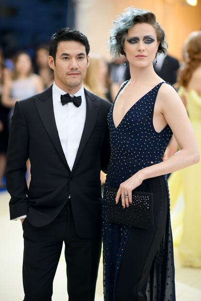 Joseph Altuzarra posó con la actriz Rachel Evan Wood.