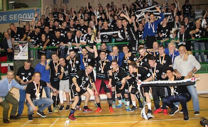 Los jugadores del Sinfín celebran el ascenso.