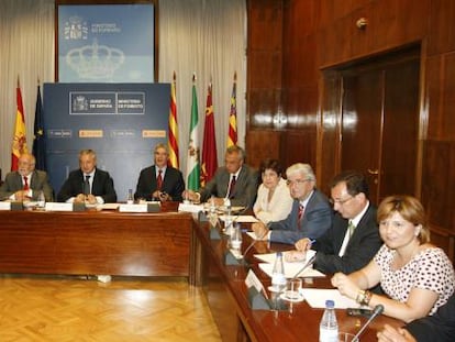 José Blanco, con los consejeros de Infraestructuras y Transportes de Cataluña, Comunidad Valenciana, Murcia y Andalucía 