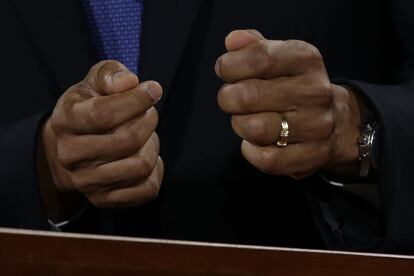 Las manos del candidato demócrata Barack Obama, durante un momento del debate.