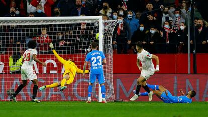 Ocampos bate a Oblak en el gol del triunfo sevillista, este sábado en el Pizjuán.