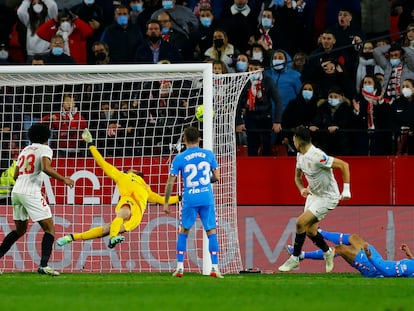 Ocampos bate a Oblak en el gol del triunfo sevillista, este sábado en el Pizjuán.