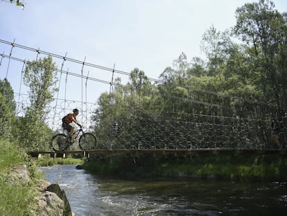 Un participante de la Transpyr en una estampa clásica de la prueba, llegando a Camprodon (Girona). PHOTO ADVENTURE