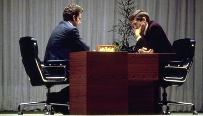 El americano Bobby Fischer ( d) y el soviético Boris Spassky juegan la última partida de su mítico duelo en el Campeonato Mundial de Ajedrez en el complejo Laugardalur de Reikiavick ( Islandia) .