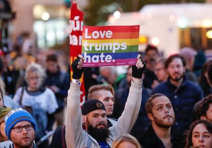 Protesta en el exterior de la Torre Trump en Chicago, Illinois.