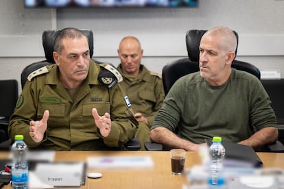 El jefe del Shin Bet, Ronen Bar, a la derecha, junto con el jefe del Estado Mayor de Israel, Eyal Zamir, en una reunión de evaluación de la situación de seguridad, este viernes.