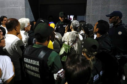 Fuerzas armadas venezolanas impiden el paso a ciudadanos que exigen ser testigos para el cuento de votos tras el cierre de las urnas, en Caracas, el 28 de julio.