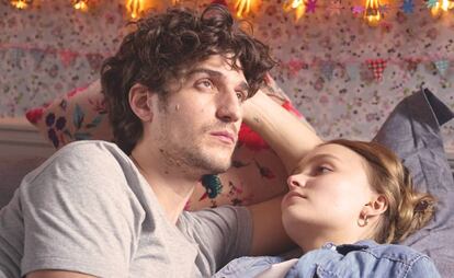 Louis Garrel y Lily-Rose Depp, en 'Un hombre fiel'.