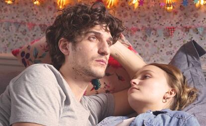 Louis Garrel y Lily-Rose Depp, en 'Un hombre fiel'. 