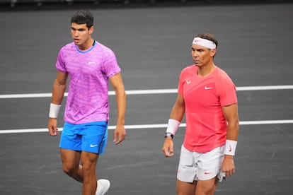 Carlos Alcaraz (a la izquierda) y Rafa Nadal, durante el partido.