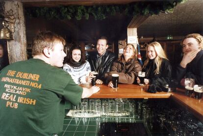 Un grupo de jóvenes islandeses, en un pub de Reykjavik.