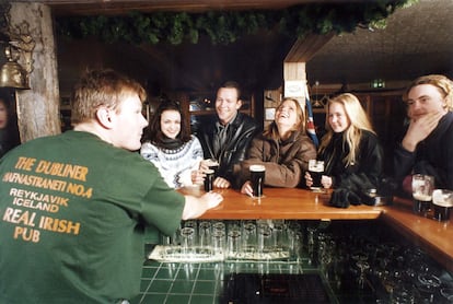 Un grupo de jvenes islandeses, en un pub de Reykjavik.