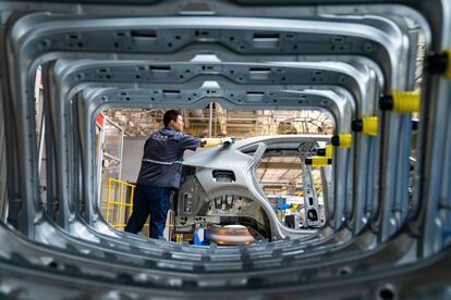 Un trabajador en la fábrica del grupo Volkswagen en la región china de Hefei.