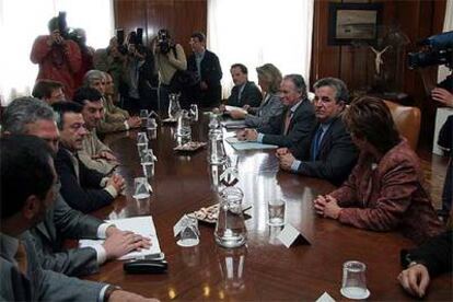 Representantes de los partidos políticos en la reunión celebrada el sábado en Málaga sobre la gestora de Marbella.