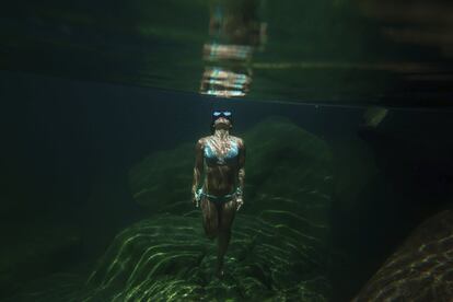 Una joven bucea en el río Verzasca en el Valle Verzasca en el cantón de Ticino (Suiza).