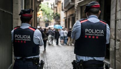 Una pareja de Mossos d'Esquadra, en una imagen de archivo.