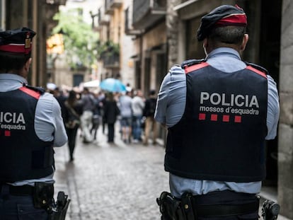 Una pareja de Mossos d'Esquadra, en una imagen de archivo.