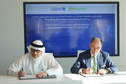 El director ejecutivo de Masdar, Al Ramahi, y el presidente de Iberdrola, Ignacio Sánchez Galán, durante la firma del acuerdo.