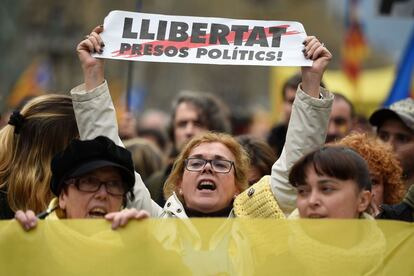 Una dona amb un cartell que diu "Llibertat presos polítics".