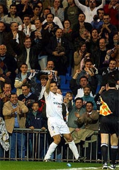 Morientes celebra su primer gol con la grada.