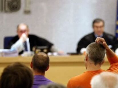 &#039;Txapote&#039;, de espaldas, con jersey naranja, durante el juicio.