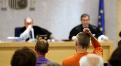 'Txapote', de espaldas, con jersey naranja, durante el juicio.