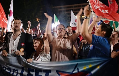 El primer ministro griego, Alexis Tsipras, ha comenzado ya a contactar con dirigentes europeos, entre ellos el presidente francés, François Hollande, según informa la televisión griega. En la imagen, los griegos celebran la victoria del 'no' tras el referéndum.