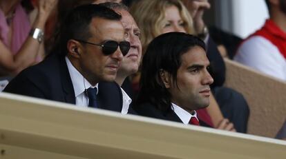 Jorge Mendes, amb el seu Falcao, en un partit.