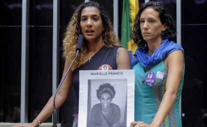 Irmã e namorada de Marielle Franco, Anielle Silva e Monica Tereza Benicio participam de cerimônia na Câmara dos Deputados em março de 2018.