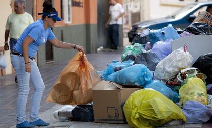 Una vecina dejando la basura en Rota.