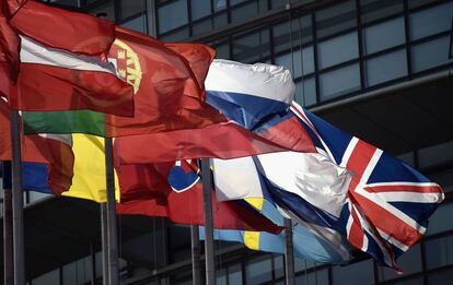 La bandera británica ondea junto a las demás de la Unión Europea en la sede del Parlamento Europeo.