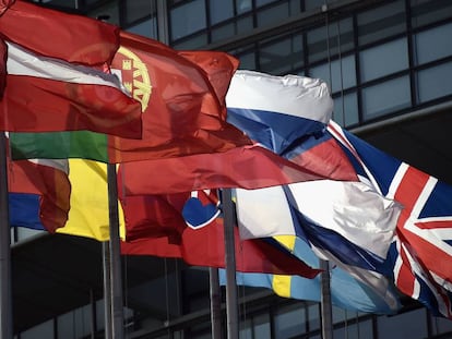 La bandera brit&aacute;nica ondea junto a las dem&aacute;s de la Uni&oacute;n Europea en la sede del Parlamento Europeo.