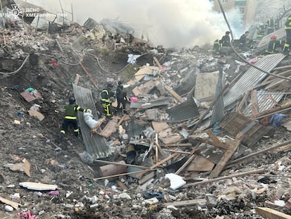 Un equipo de rescate trabaja entre los escombros de un edificio bombardeado por Rusia en Khmelnitskii, el 22 de marzo.