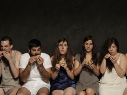 De izquierda a derecha, Jos&eacute; Juan Rodr&iacute;guez, Javier Lara, Mikele Urroz, Rebeca Hernando, Carlota Gavi&ntilde;o e I&ntilde;igo Rodr&iacute;guez-Claro, en el ensayo de la obra.