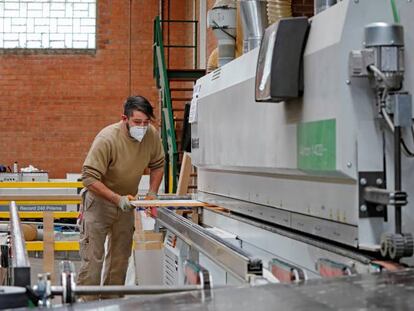 Un trabajador del sector de la industria maderera.