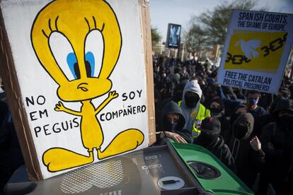 Un cartel con un dibujo de Piolín. en alusión al barco de los refuerzos policiales para el 1-O, sobre un contenedor durante las protestas convocadas por los CDR en Barcelona, 