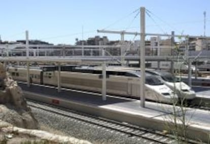 Trenes del AVE en la estaci&oacute;n madrile&ntilde;a de Atocha.