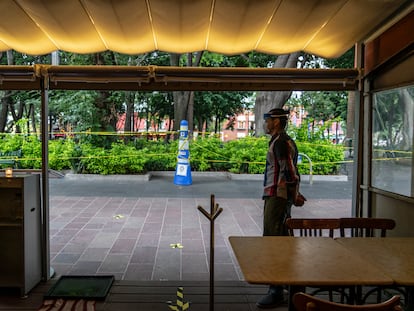 Un camarero espera la llegada de algún cliente en el restaurante Entrevero, en la plaza de Coyoacán de Ciudad de México.