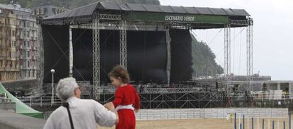 Al fondo, los últimos preparativos para el festival Jazzaldia en San Sebastián.