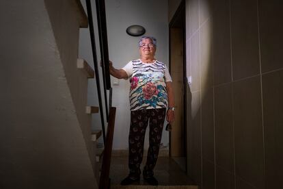 María Torres, de 78 años, en las escaleras del bloque B que conducen a su piso. 