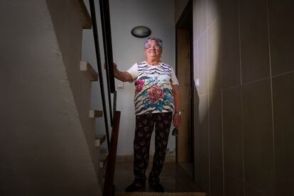 María Torres, de 78 años, en las escaleras del bloque B que conducen a su piso.