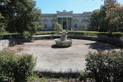 José de Salamanca, marqués de Salamanca, utilizó el Palacio Nuevo como residencia de verano, pero más adelante como residencia principal hasta su muerte, en 1883. Sus herederos vendieron la finca al Estado con la condición de que se destinara a fines sociales. En la imagen, la fachada del palacio junto a una de sus fuentes.