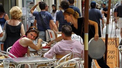 Clientes en la terraza de una cafeter&iacute;a en la ciudad de Valencia.  
